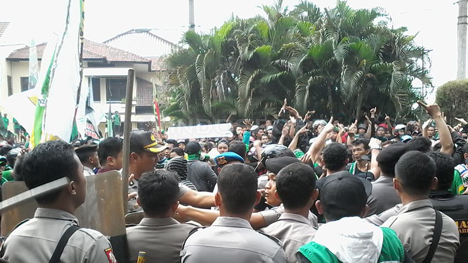 Aksi demonstrasi Bonek di depan kantor biro Tv One di Surabaya, Senin (22/02). Copyright: &copy; Fajar Kristanto/INDOSPORT